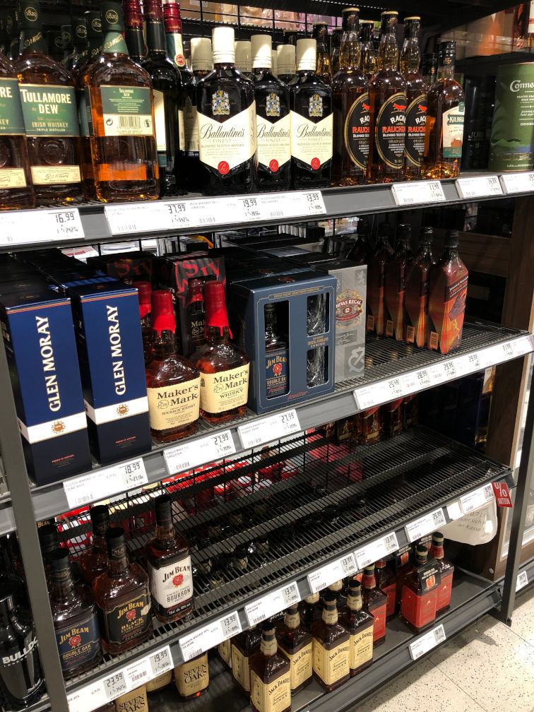 Whisky Auswahl im Supermarkt - für einen ambitionierten Sammler nicht ausreichend.